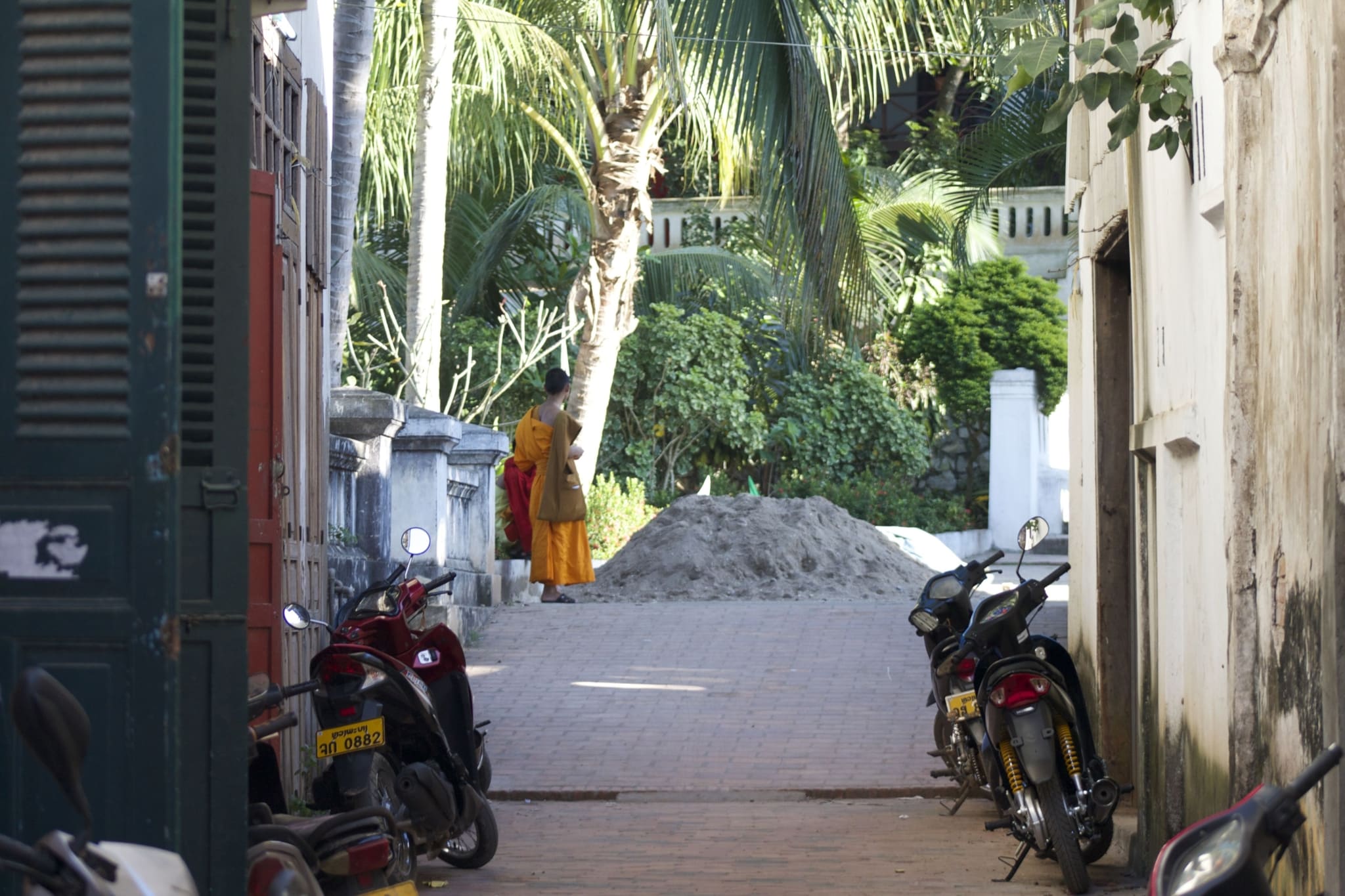 老挝僧侣街头摄影
