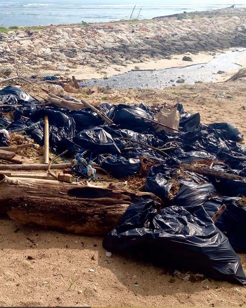 巴厘岛海滩上的垃圾