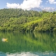 Valsugana的Levico湖上的黄色皮艇