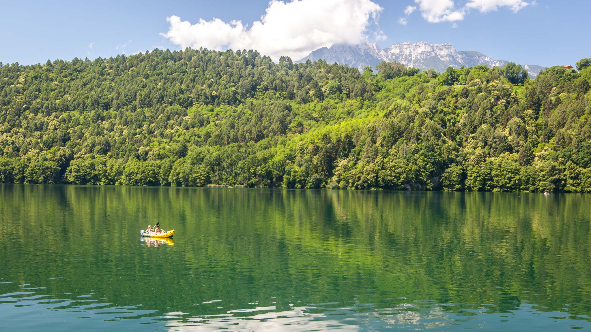 一个黄色的Kayak在Valsugana Levico湖