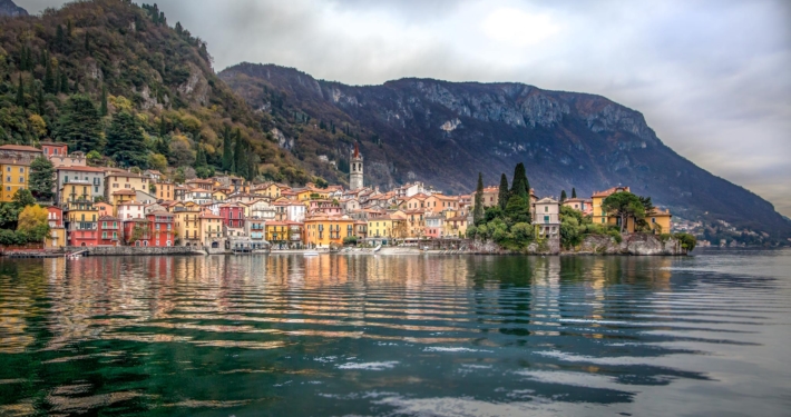 伦巴第的科莫湖(Lake Como)，海洋中倒影着色彩斑斓的村庄