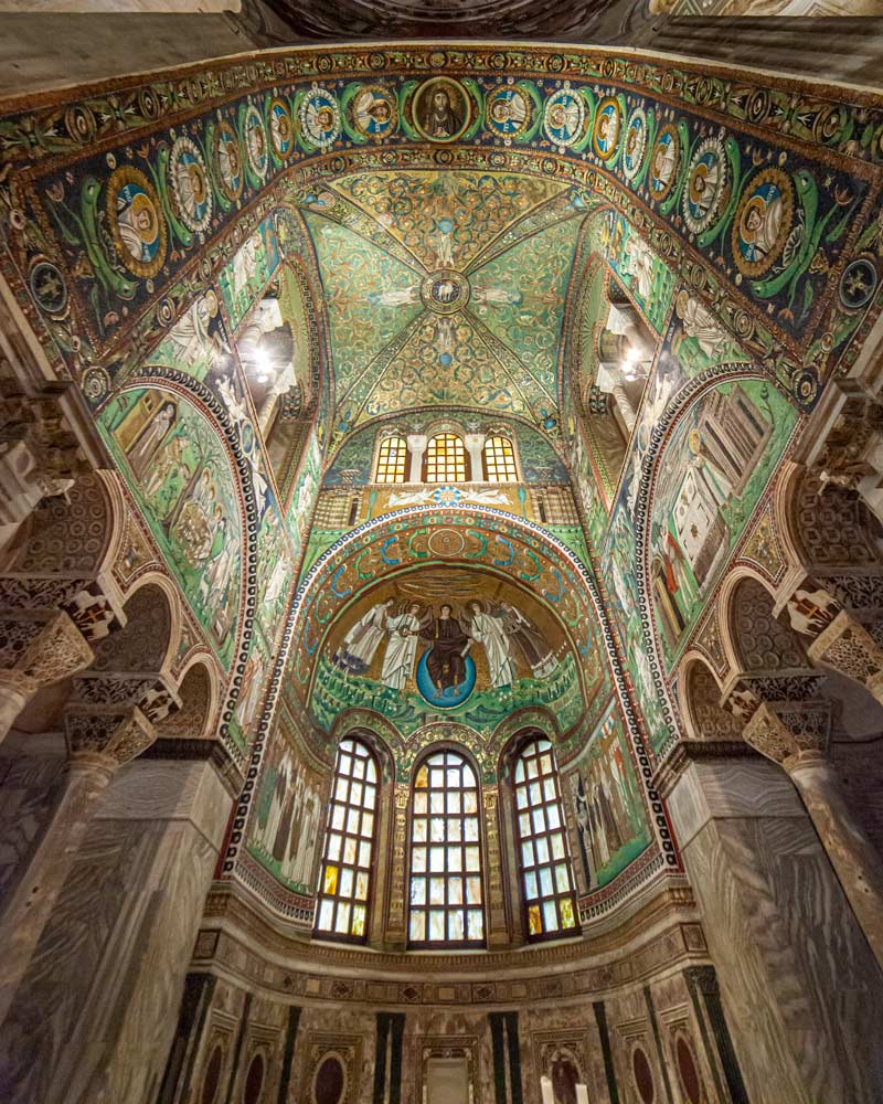 高耸的圆顶大教堂天花板与令人难以置信的绿色标题阵列