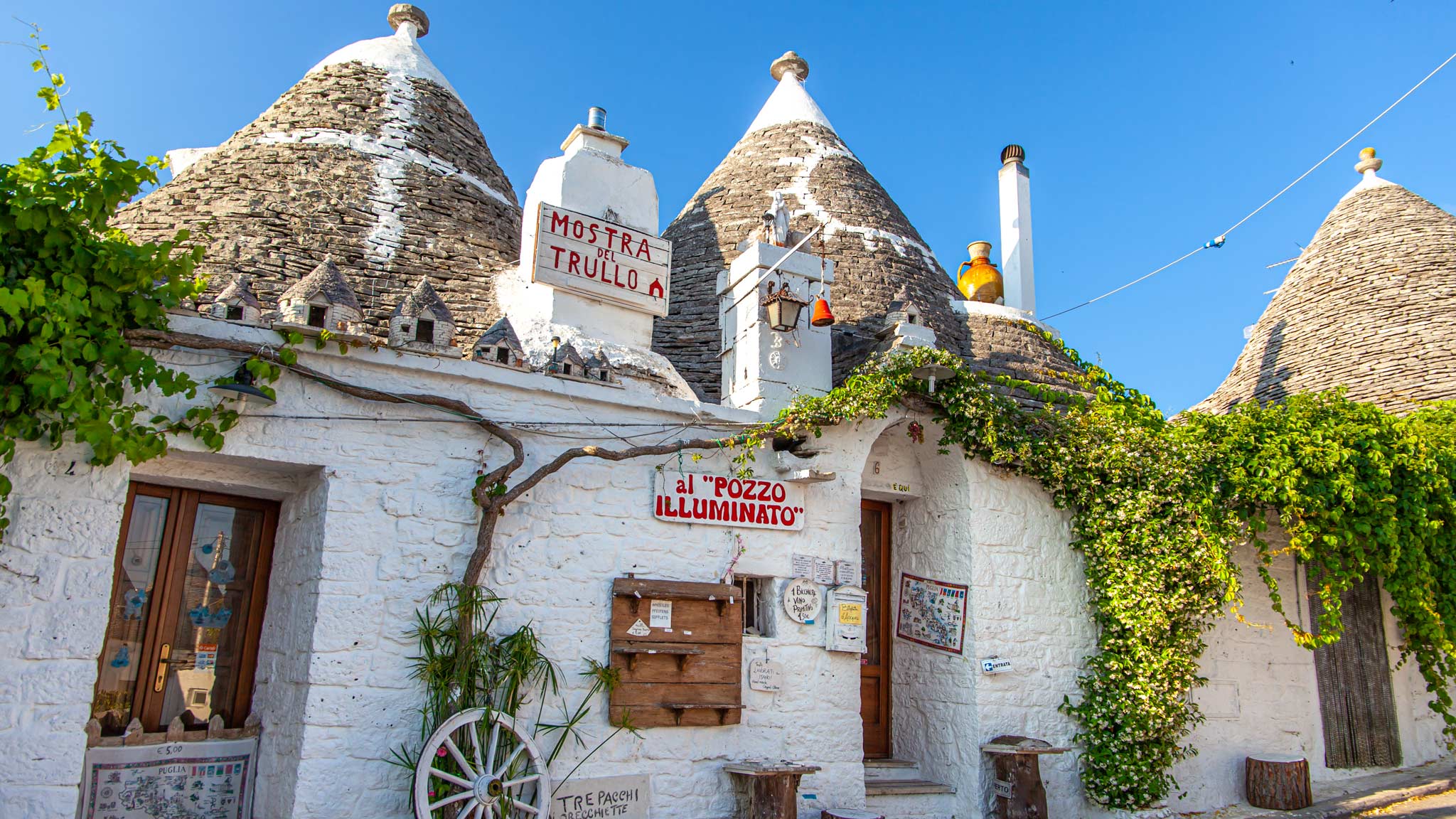 在Alberobello Puglia，一排白色的带锥形屋顶的Trullo