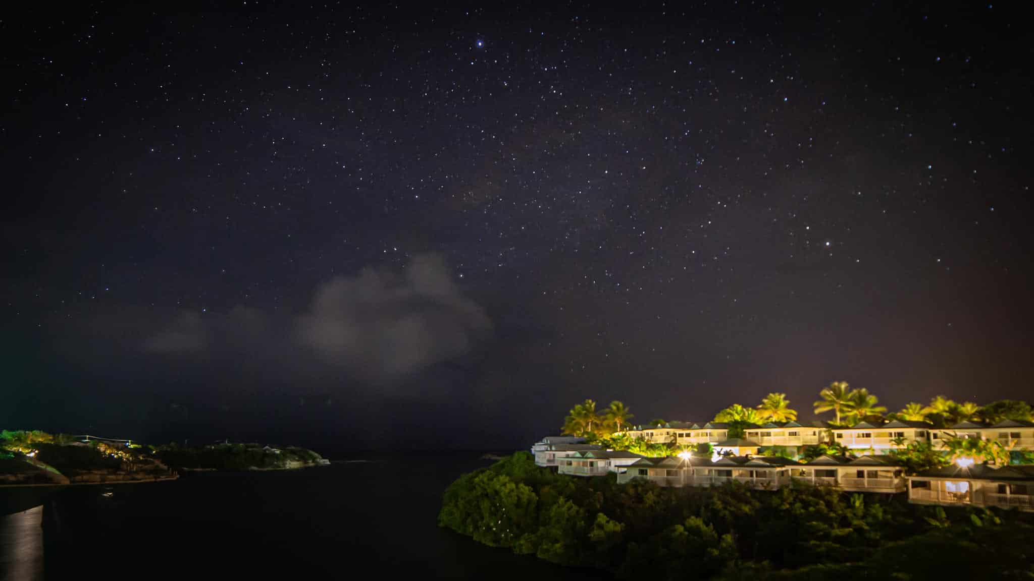 星空和海洋从安提瓜的度假胜地
