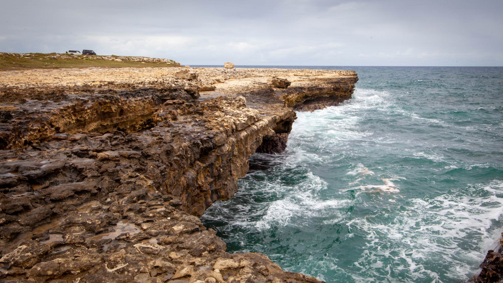 海洋的崩溃对岩石在安提瓜的桥梁