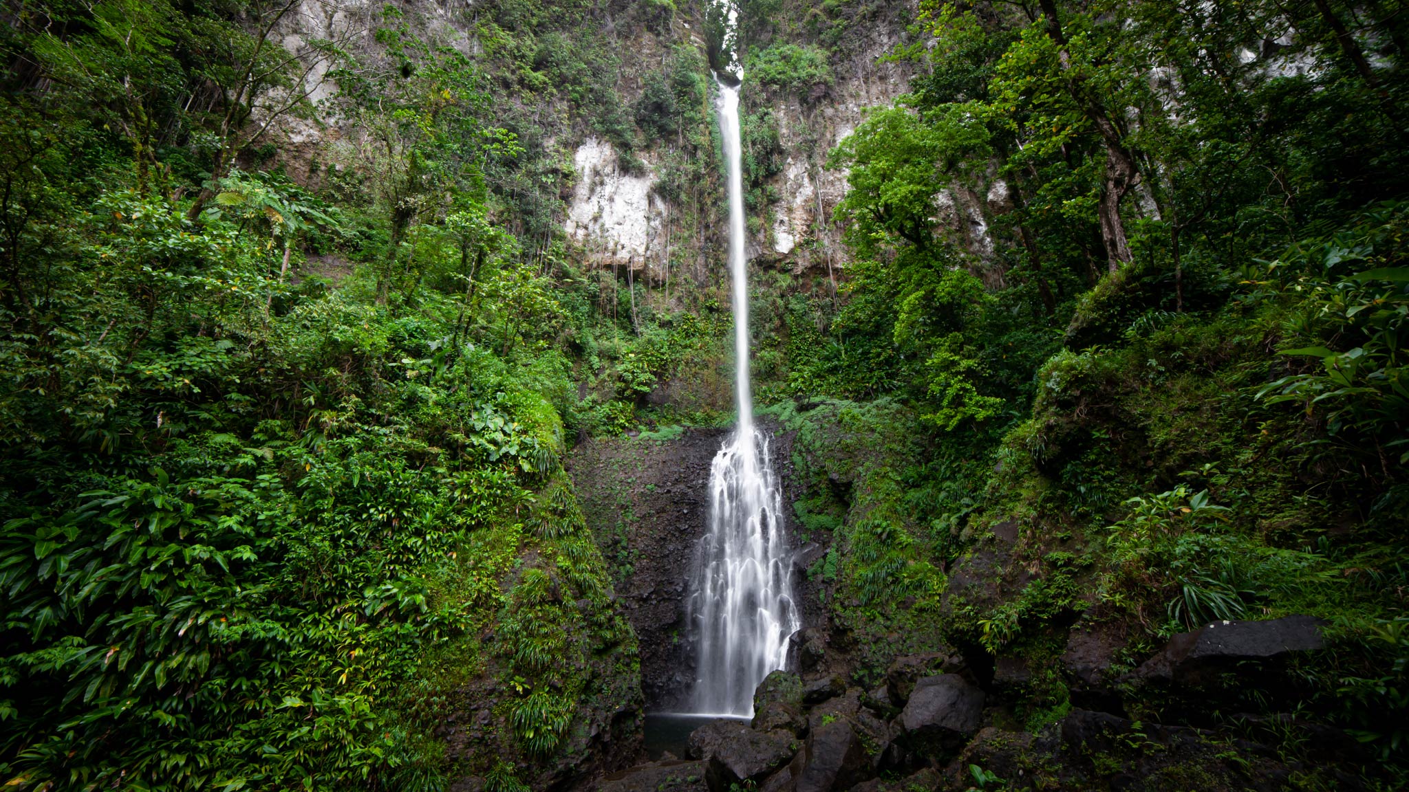 多米尼加岛上的瀑布