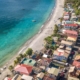 圣约瑟夫在多米尼加西海岸的鸟瞰图，旁边有一个小镇
