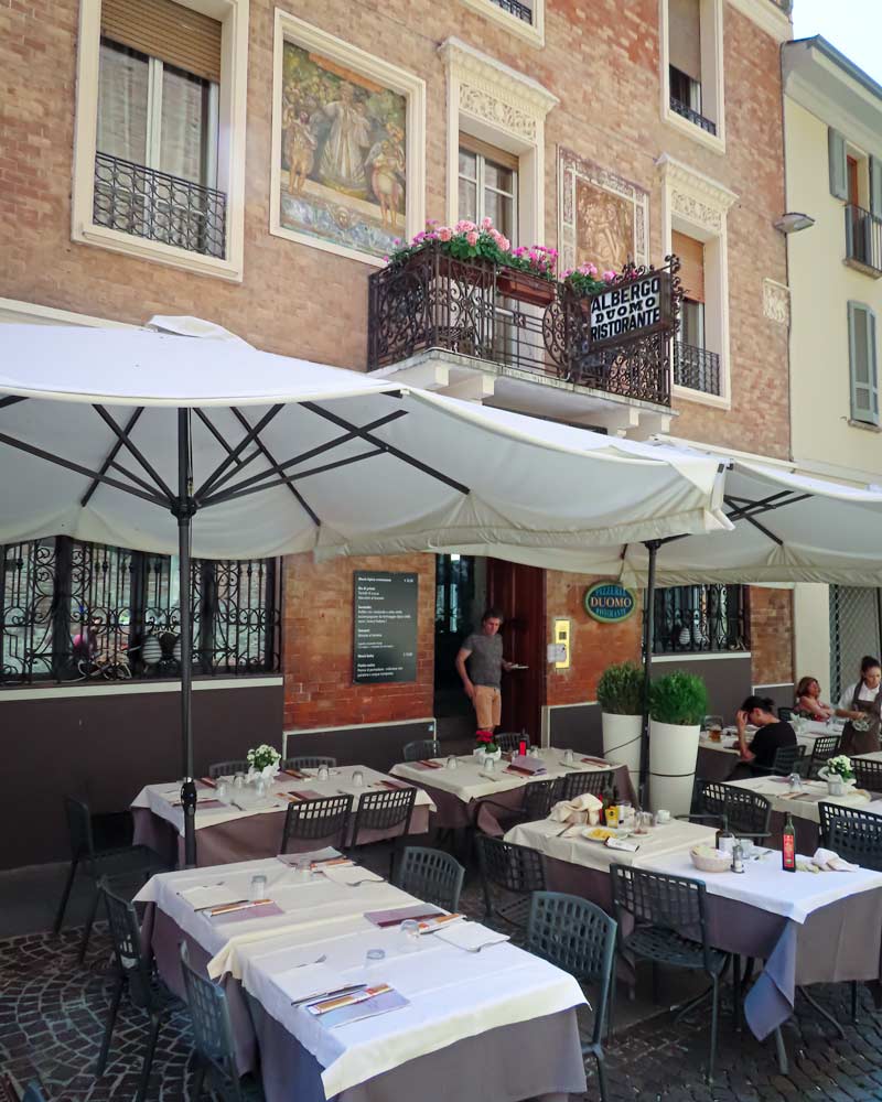 克雷莫纳的杜莫餐厅，外面的桌子铺着白色桌布