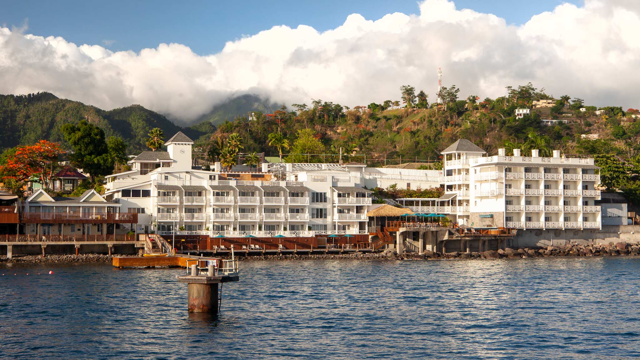 从海洋上看，多米尼加山中的杨堡酒店