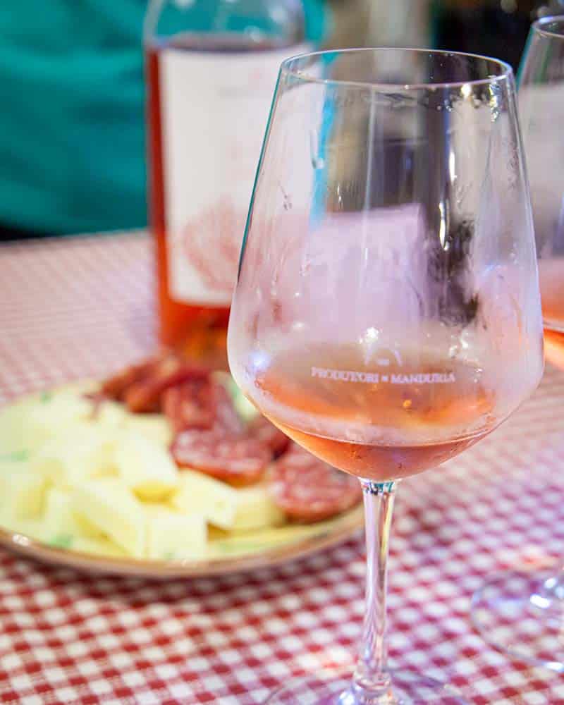 在Manduria Puglia品尝原始葡萄酒