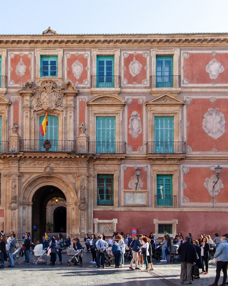 西班牙穆尔西亚的粉红/红色正面主教宫殿