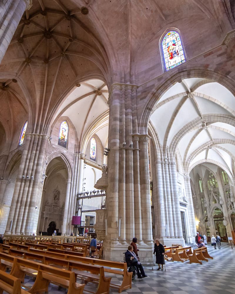 在西班牙穆尔西亚大教堂内部，巨大的柱子支撑着建筑