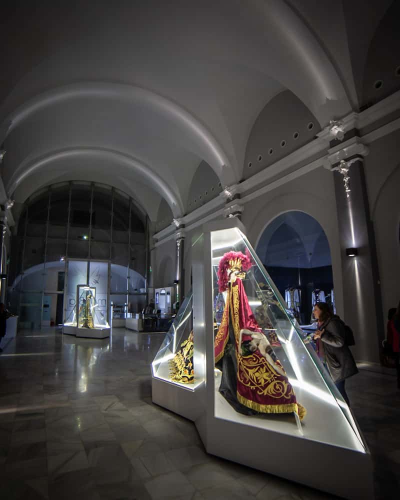 一套昂贵的洛尔卡刺绣服装陈列在博物馆的玻璃框架里