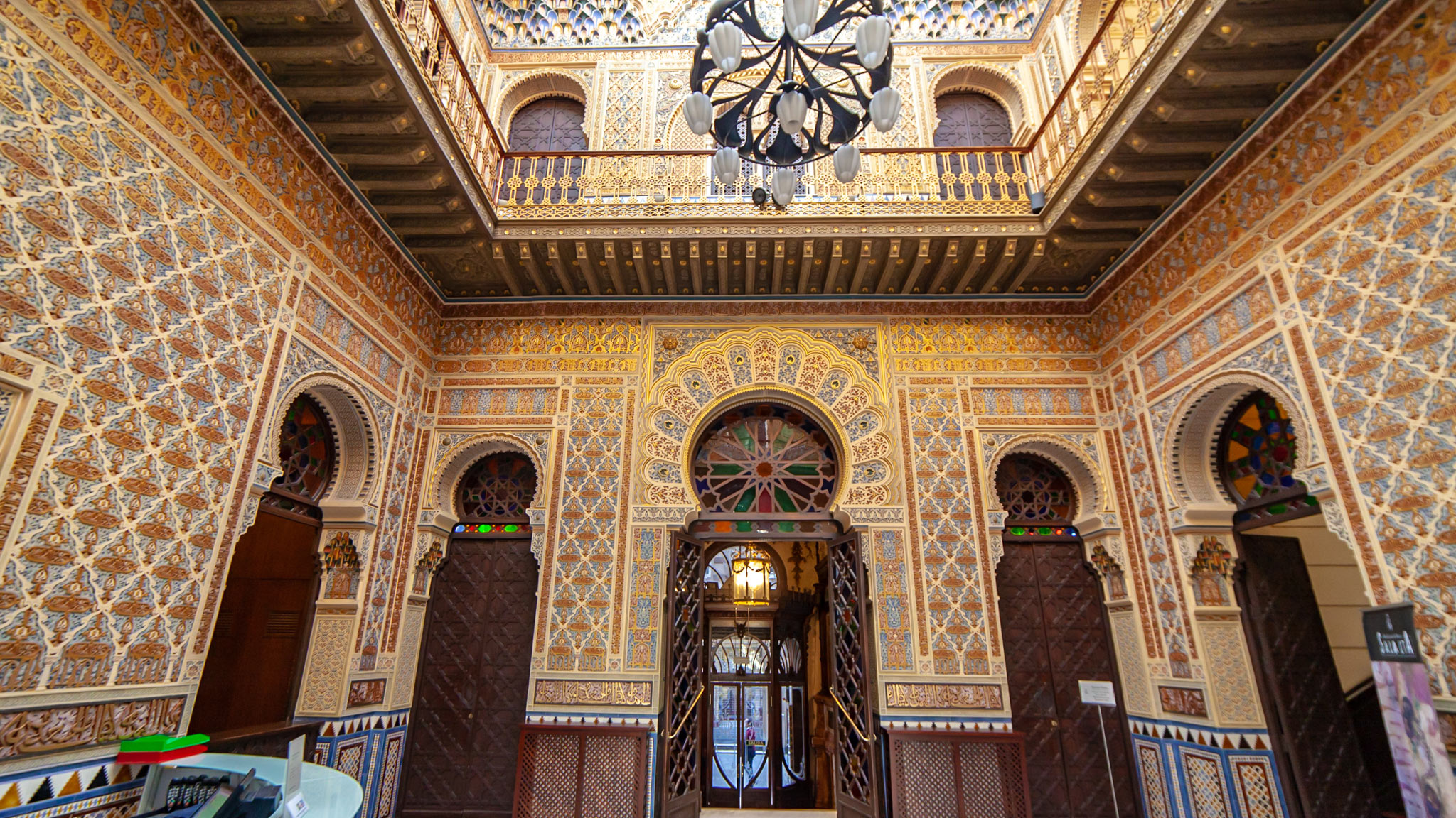 一个华丽的房间，主要是金色和伊斯兰风格的设计在穆尔西亚的真正赌场