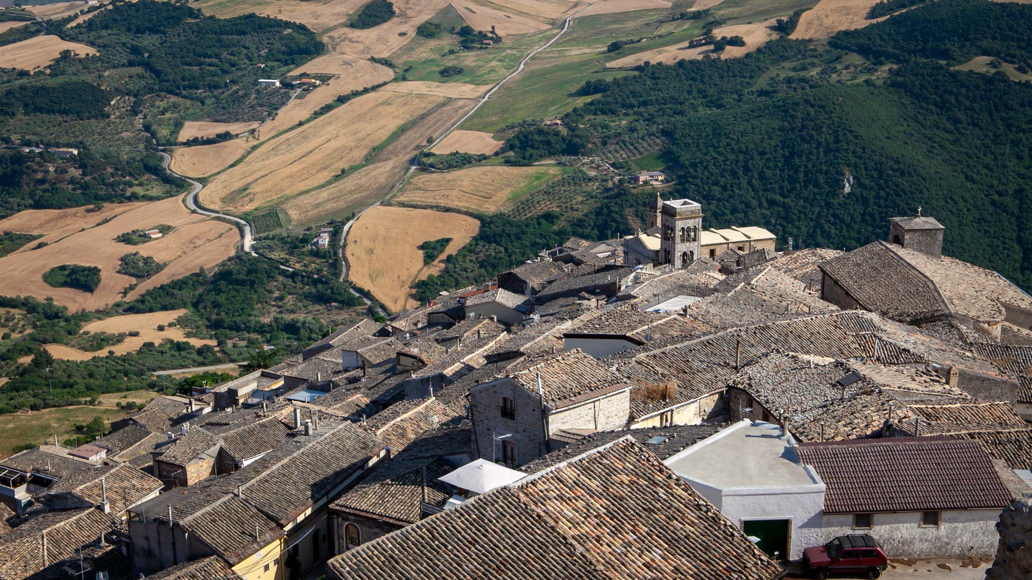 Sant'Agata di Puglia镇的屋顶，背景是绿色的山丘