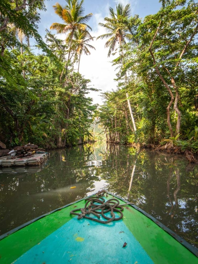 反映印度的河流在多米尼加一艘小船