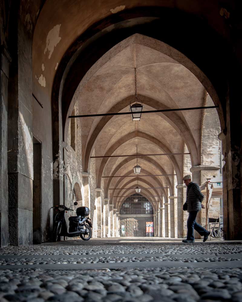 在伦巴第的贝加莫，一名男子走过一个有盖的拱门