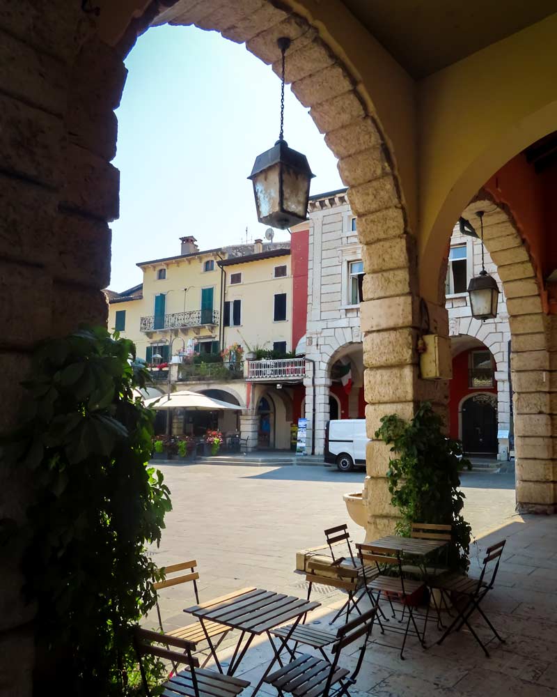 Desenzano del Garda门廊下的餐厅桌子