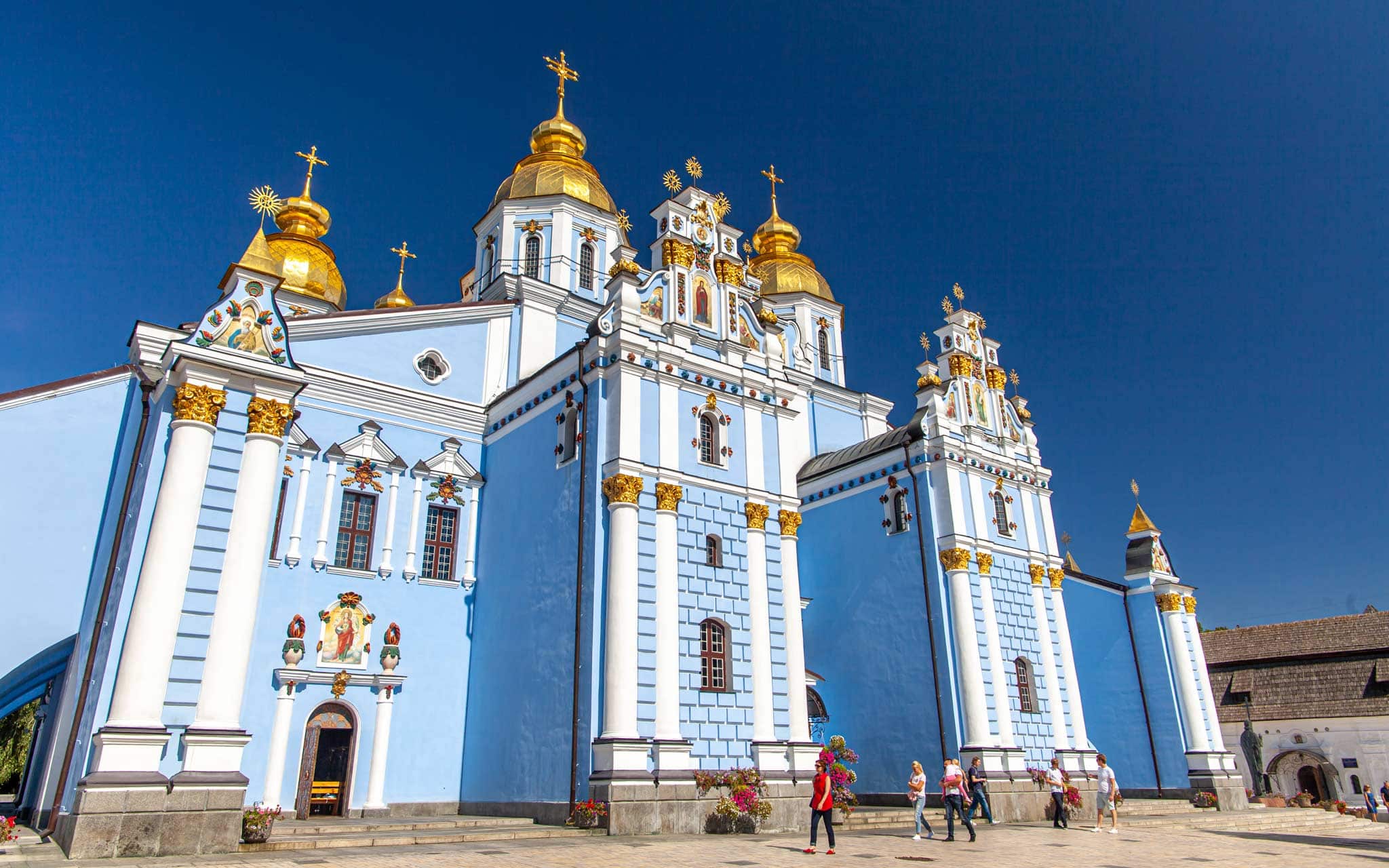 基辅的圣迈克尔大教堂，一座金色圆顶的蓝色大教堂