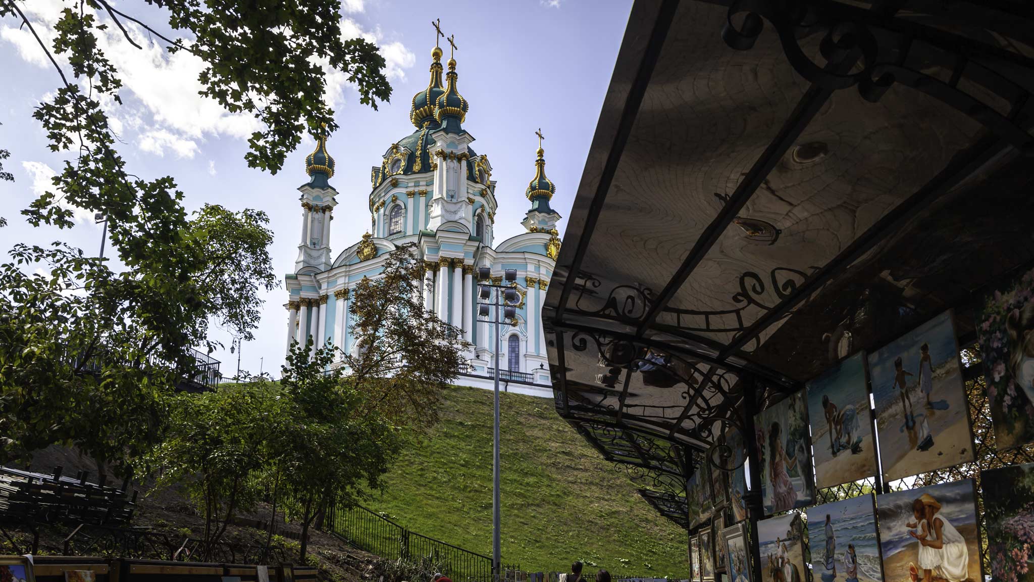 乌克兰基辅的一座大教堂，右下方是一张艺术凳子