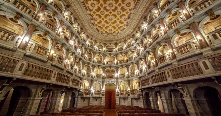 意大利曼图亚的一个漂亮的剧院，有凳子和阳台
