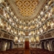意大利曼图亚的一个漂亮的剧院，有凳子和阳台