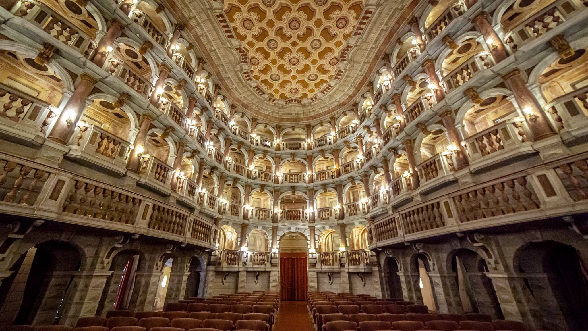 一个漂亮的剧院凳子和阳台在意大利曼图亚