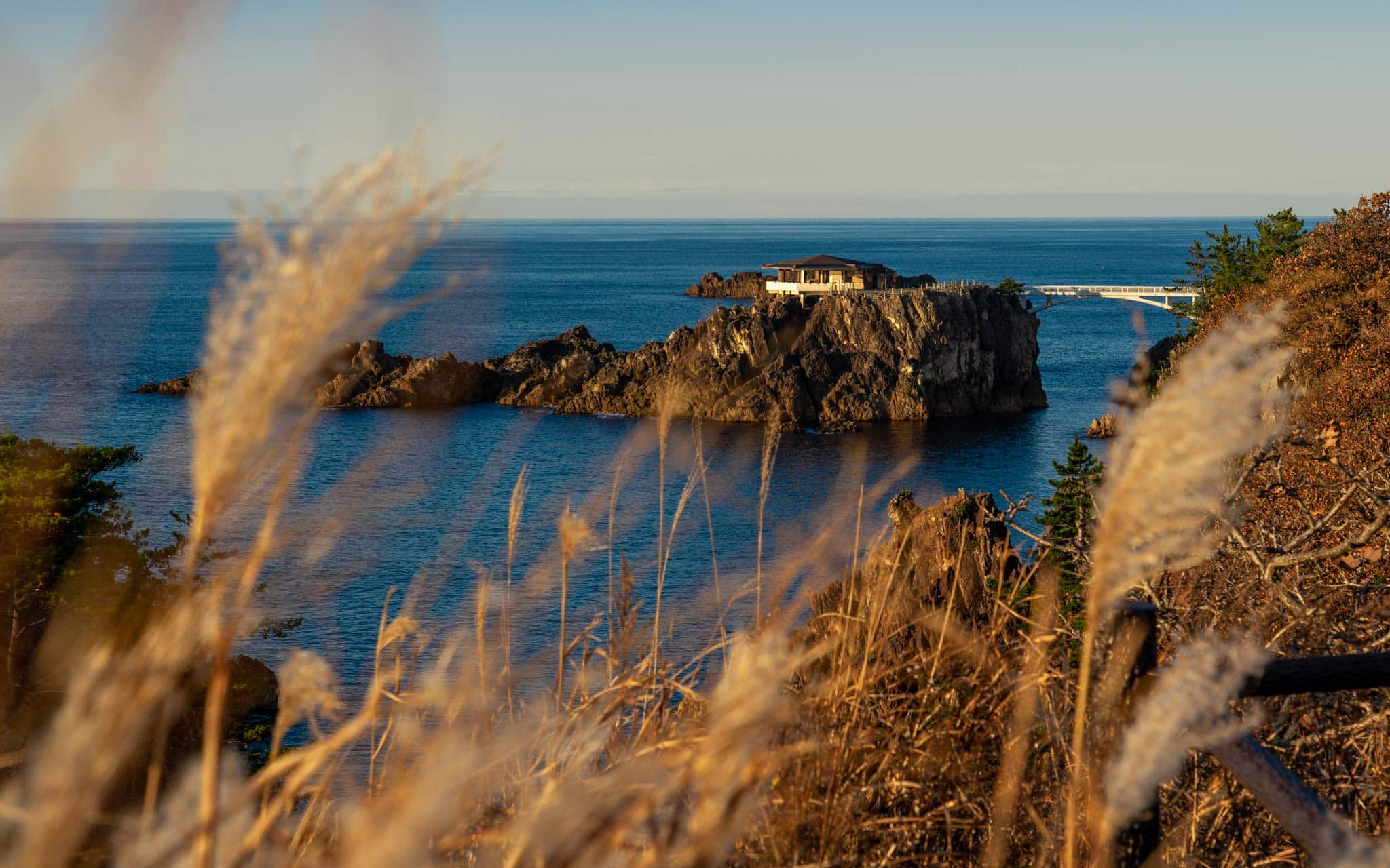 佐渡岛海岸岩石上的观景台