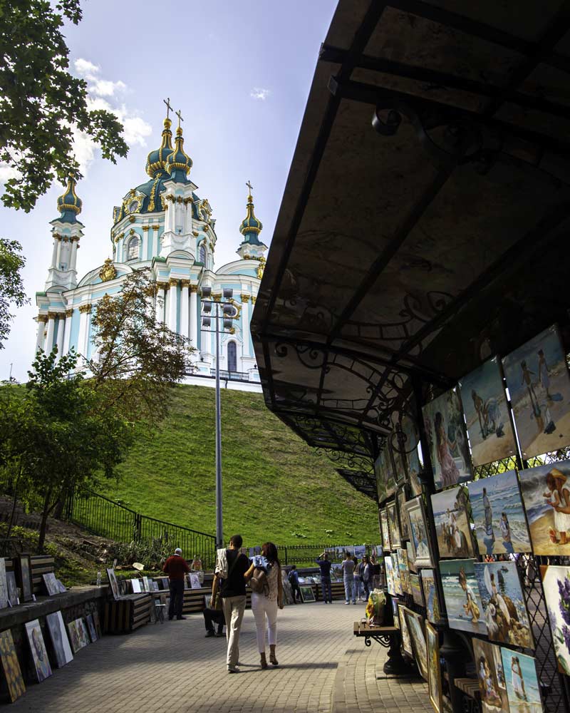 乌克兰基辅的一座大教堂，右下方是一张艺术凳子