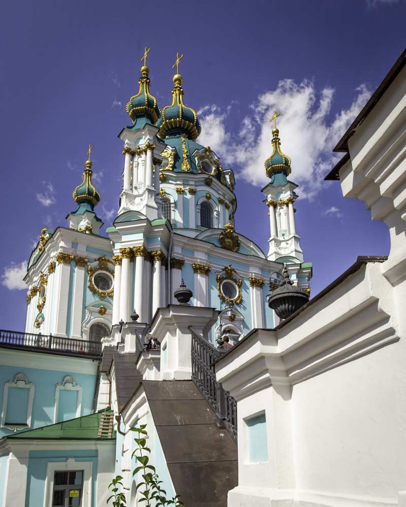 基辅圣彼得大教堂的楼梯顶部，一个正统风格的绿色大教堂