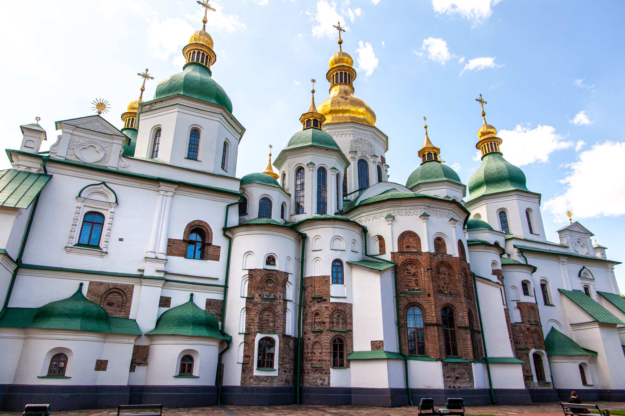 绿色和白色的基辅东正教大教堂，屋顶上有金色的圆顶