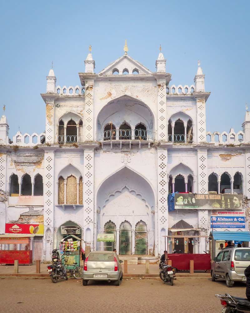 在印度勒克瑙，一个受欢迎的白色建筑，有各种各样的窗户和柱子