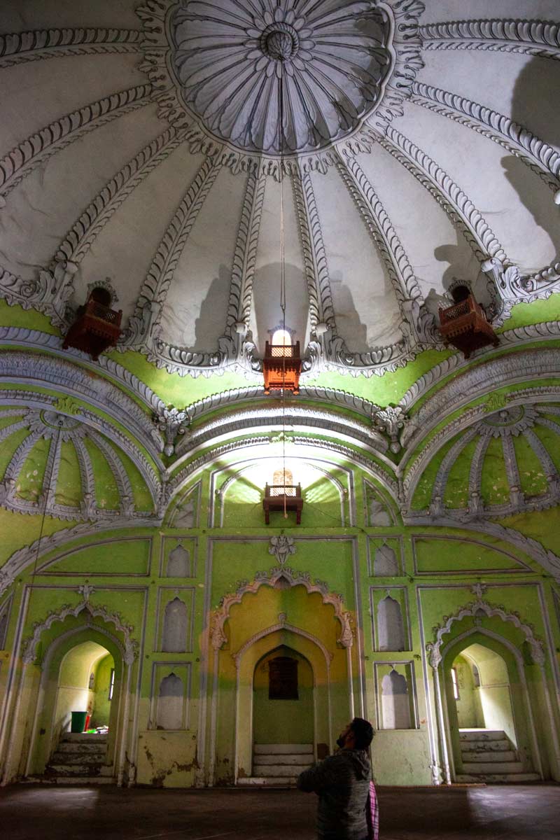 在印度勒克瑙Bara Imambara清真寺内，绿色的墙壁与白色的圆顶屋顶相遇