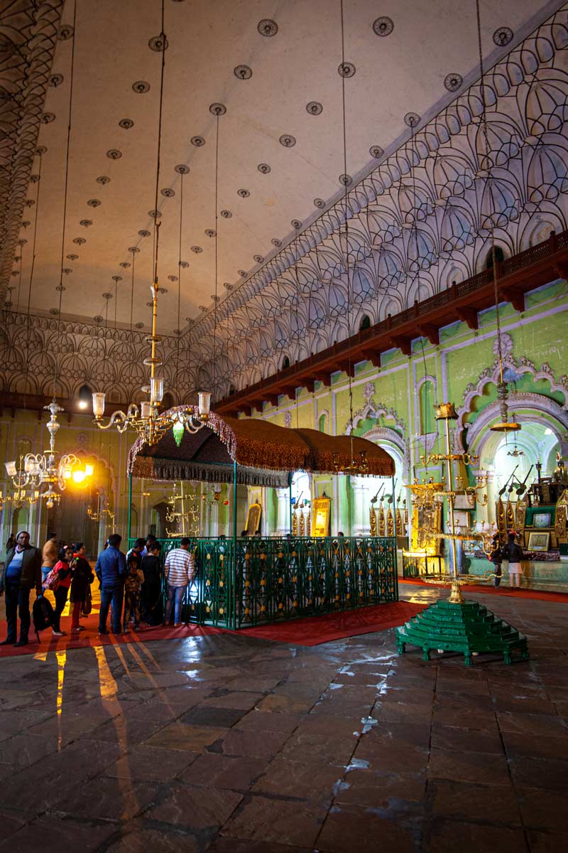 在勒克瑙的Bara Imambara里面有一个精致的大厅，人们在那里排队祈祷