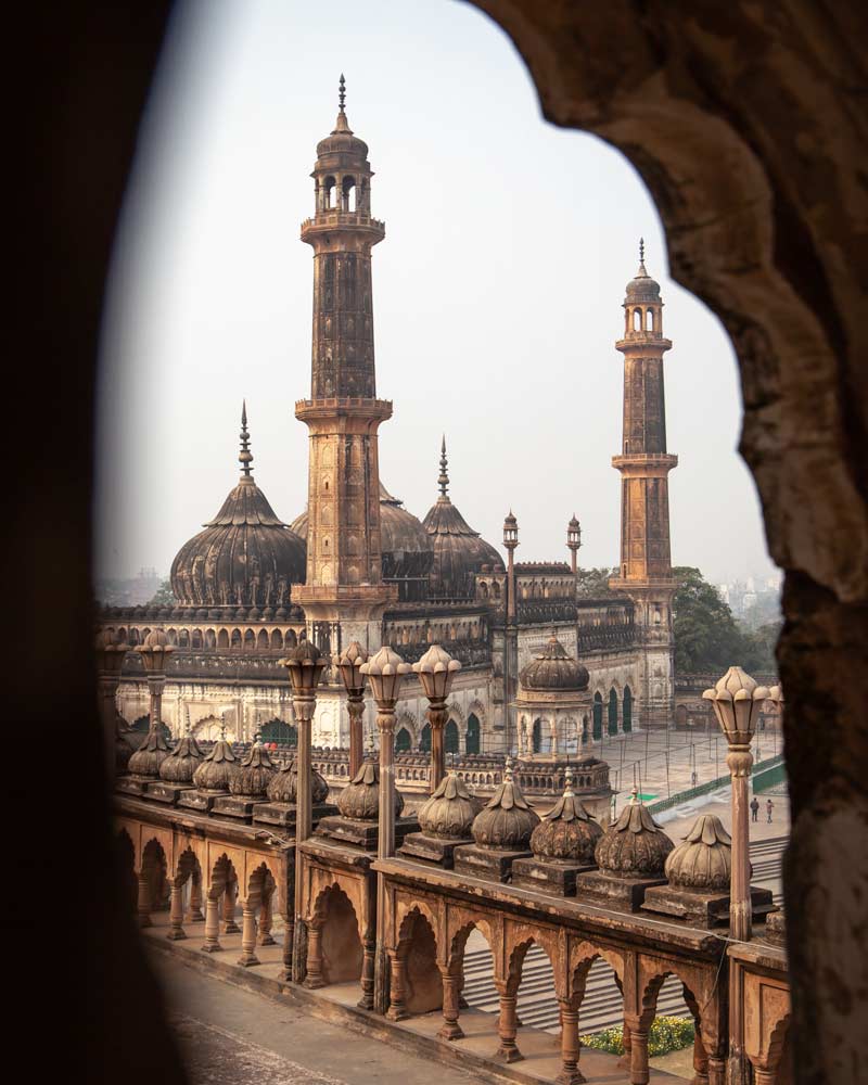 透过窗户看到的Bara Imambara清真寺有三个尖塔