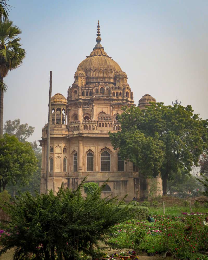 在印度勒克瑙，一座保存完好的古老宗教建筑隐藏在树木和行星之间