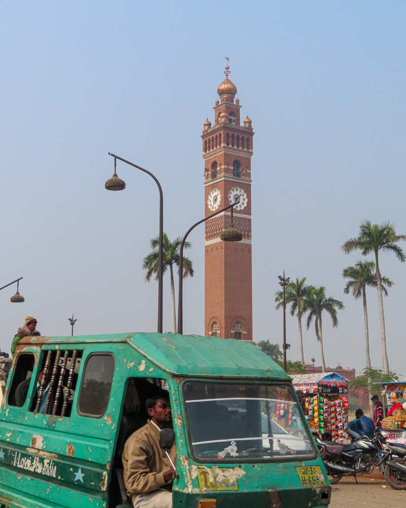 Ghanta Ghar是一个站在绿色小巴后面的钟楼