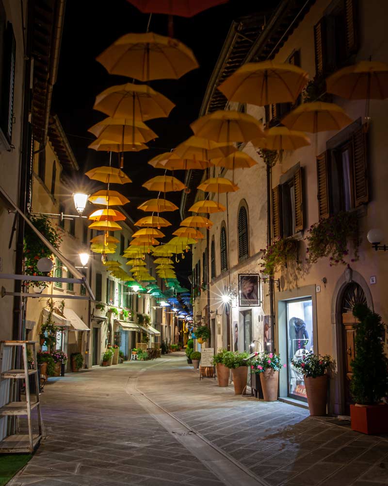 夜晚的巴尼奥迪罗马涅，街道上悬挂着雨伞