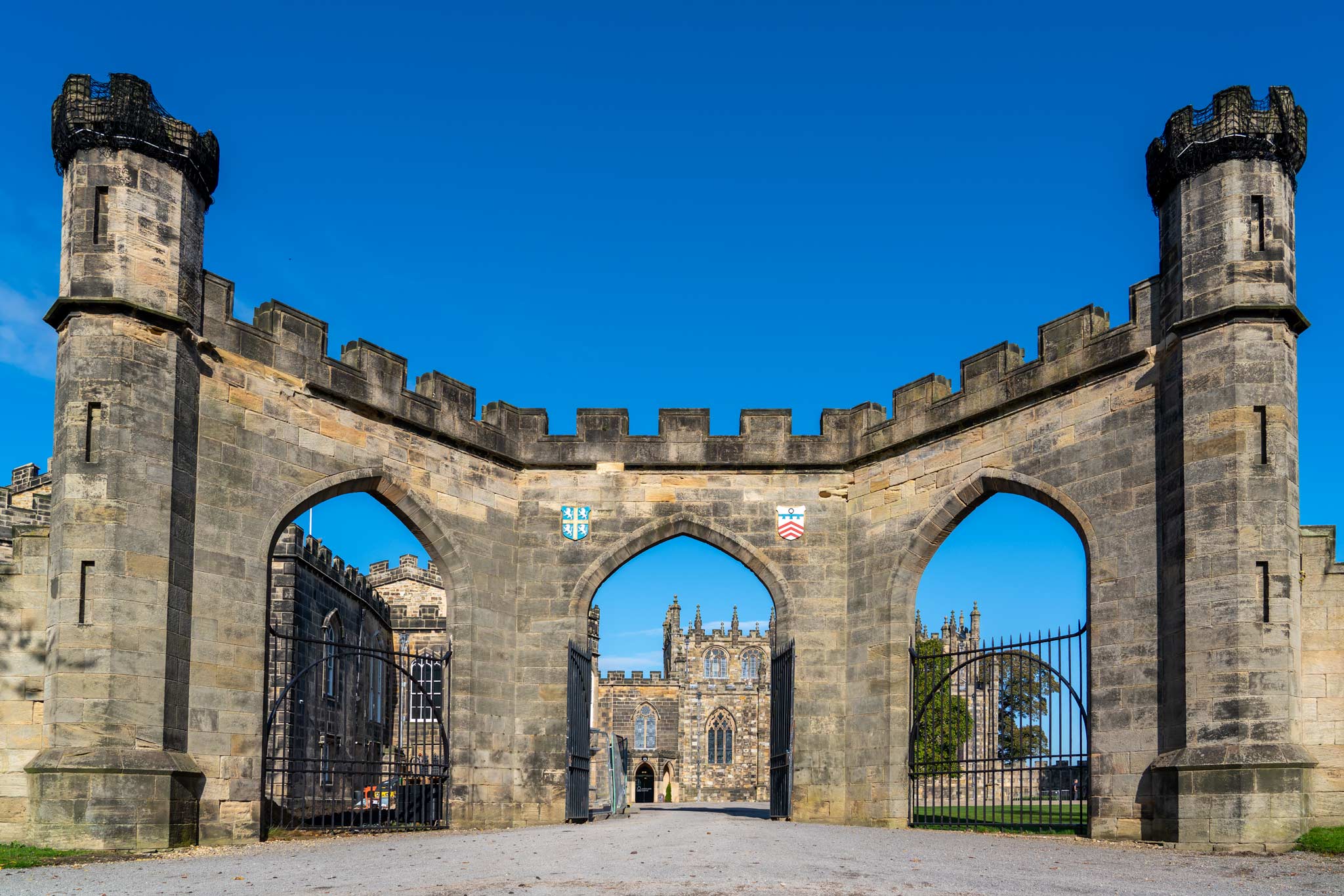 奥克兰城堡雄伟的入口由石拱组成