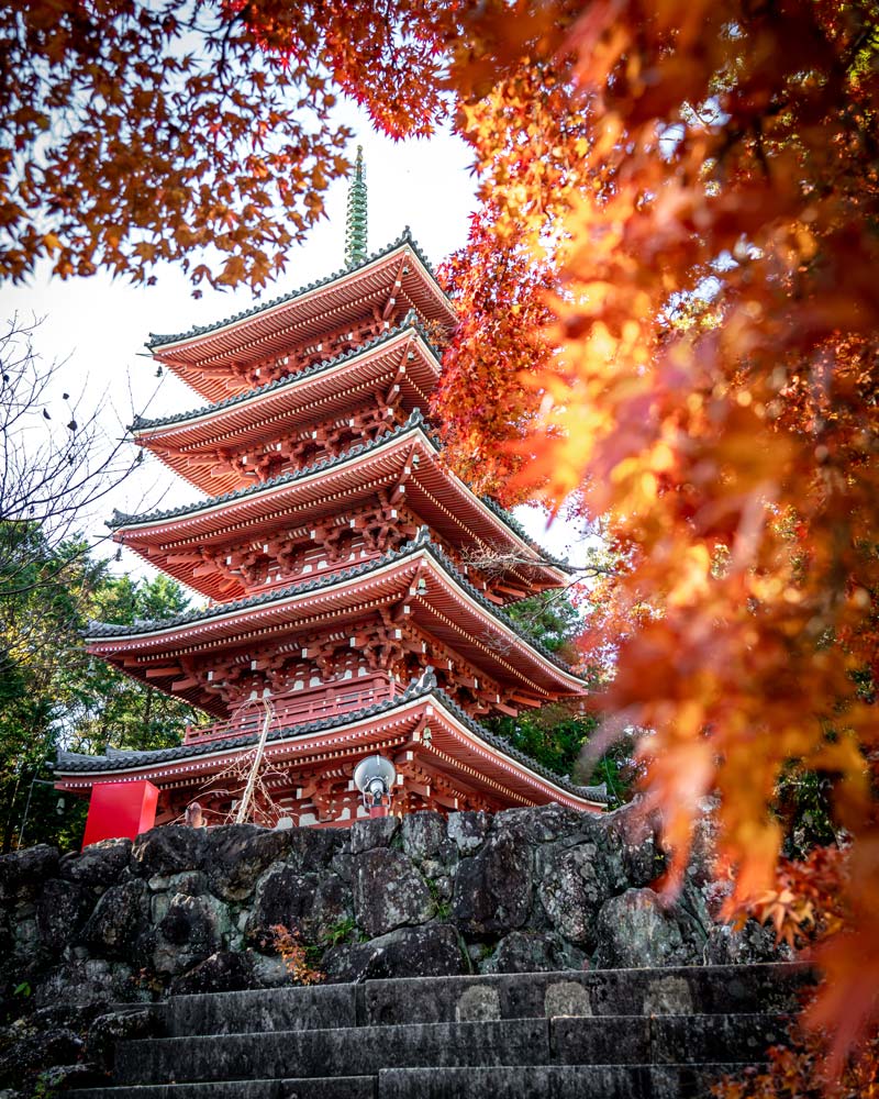 一座美丽的红色宝塔寺庙，是四国朝圣之旅的一部分