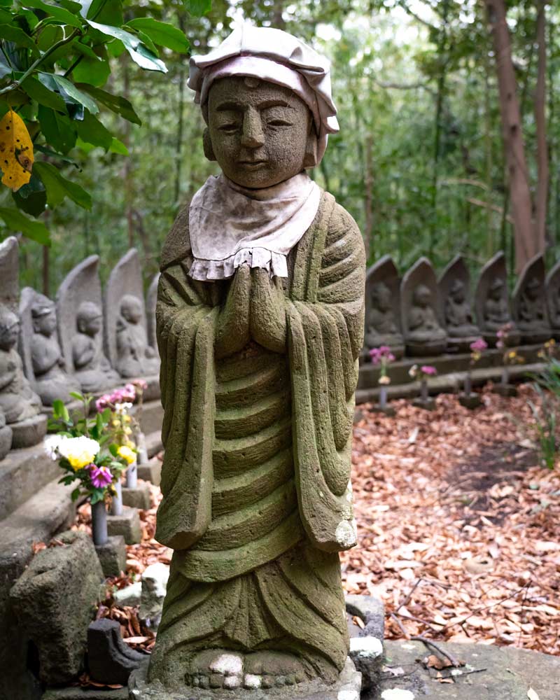 一尊佛像和主要的小雕像在洞穴寺庙的酒店