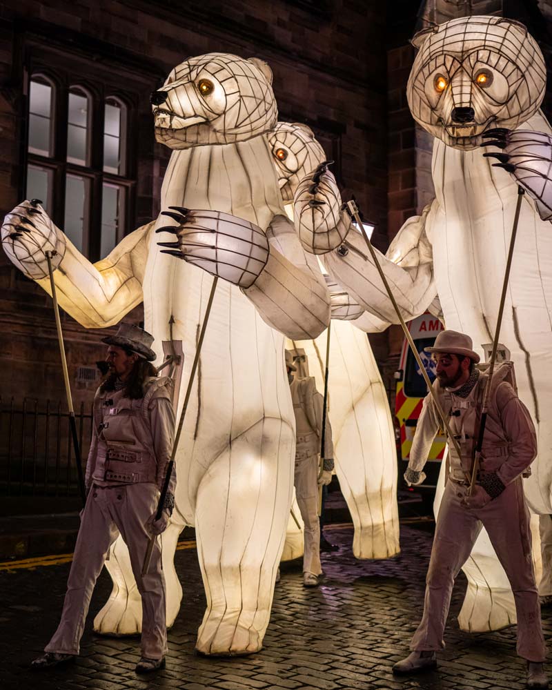 纽约新年爱丁堡街派对的一部分就是这些发光的熊