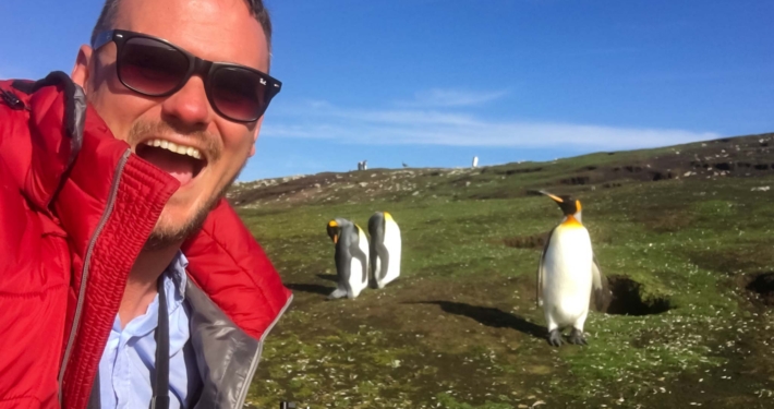 在福克兰群岛与企鹅自拍必威体育官方登录