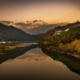 日本高知县Shimanto河日落,山上反映在水里