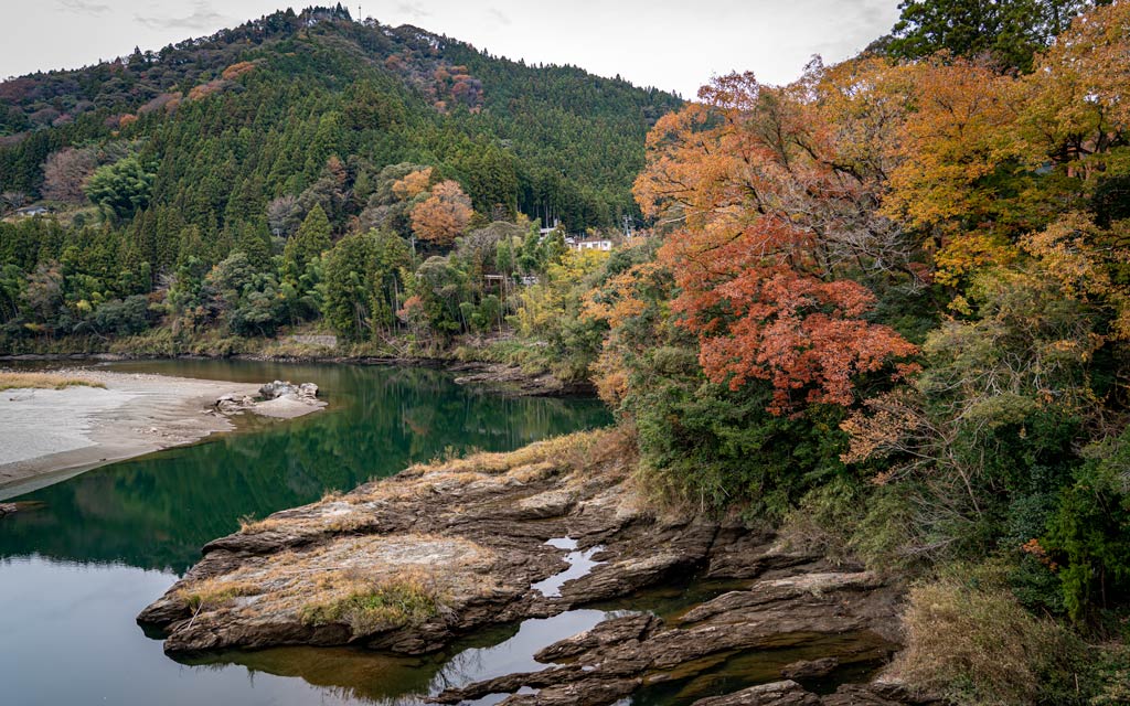 本山贝尔山户外村外的河流倒影