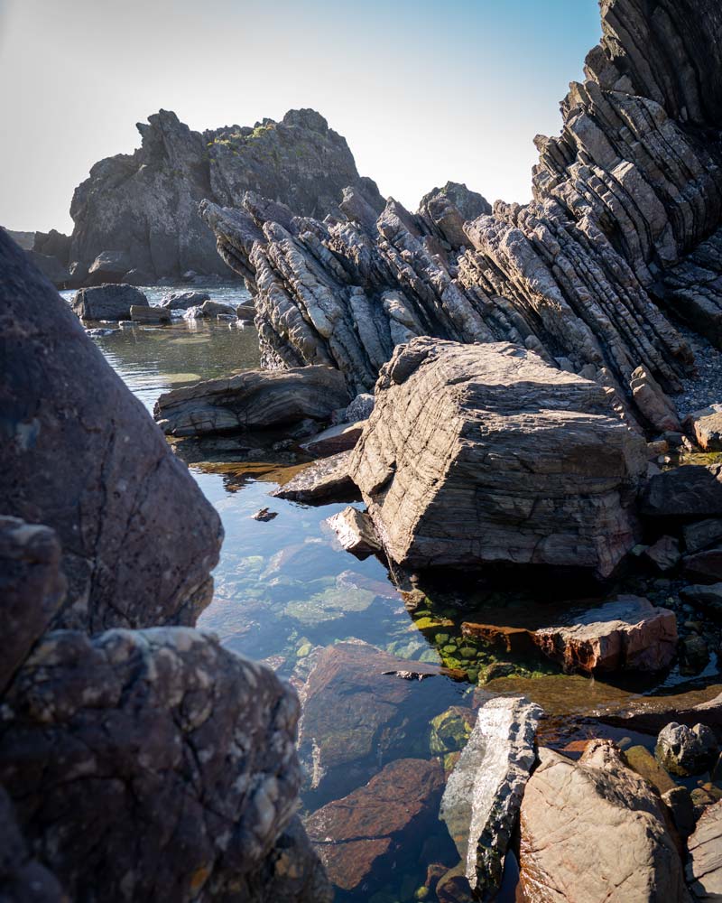 穆特罗地质公园中引人注目的岩层和水