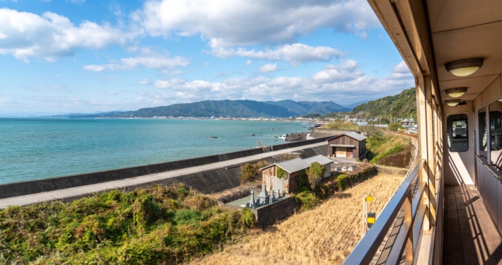 在日本高知县，一辆敞开式火车可以眺望大海