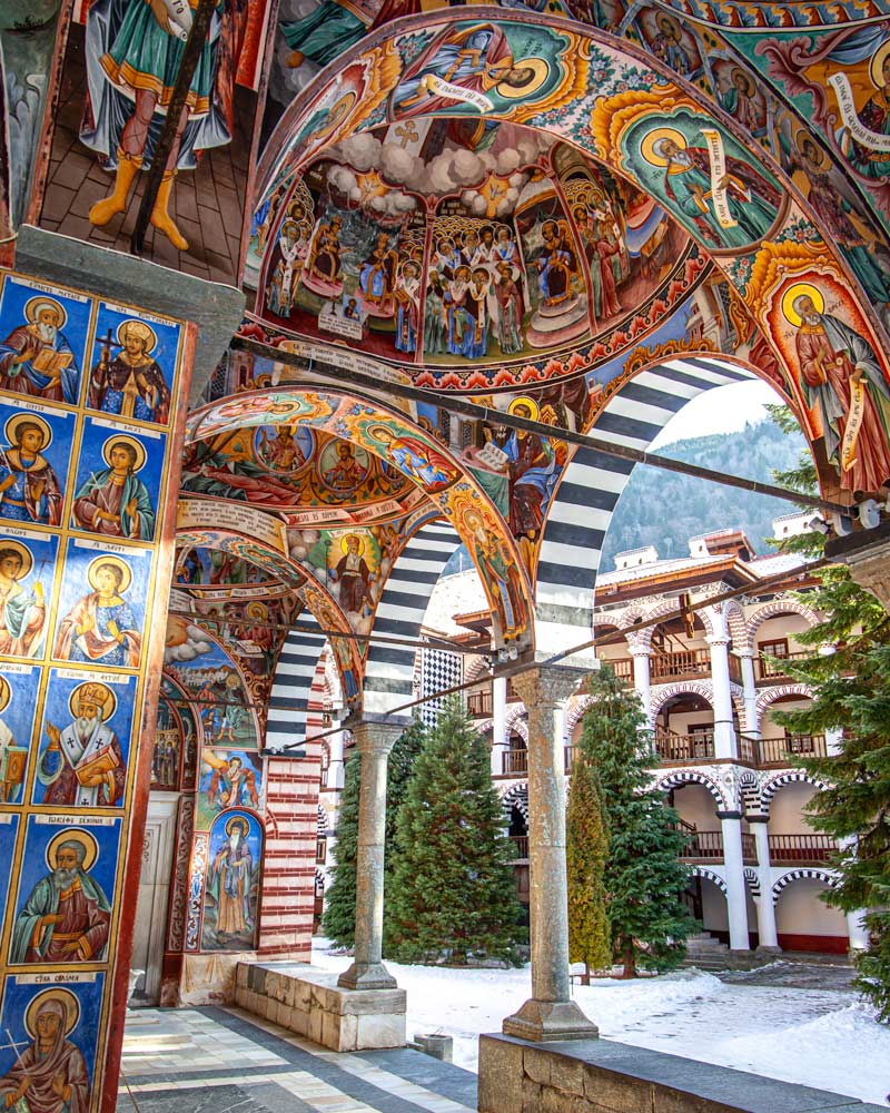 里拉修道院色彩斑斓的壁画