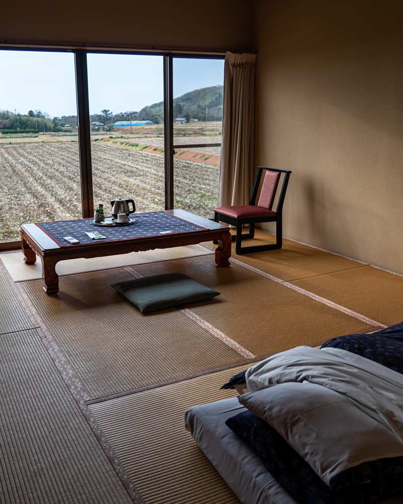传统的日式卧室，地板上放着蒲团