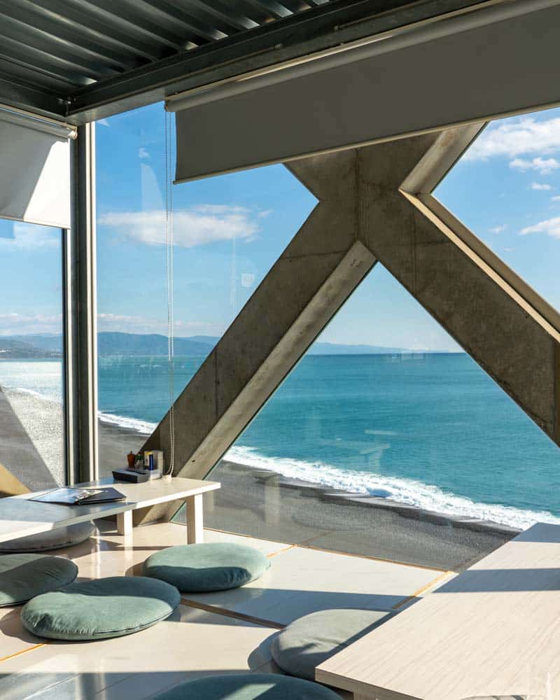 海屋是一家面向大海的玻璃餐厅